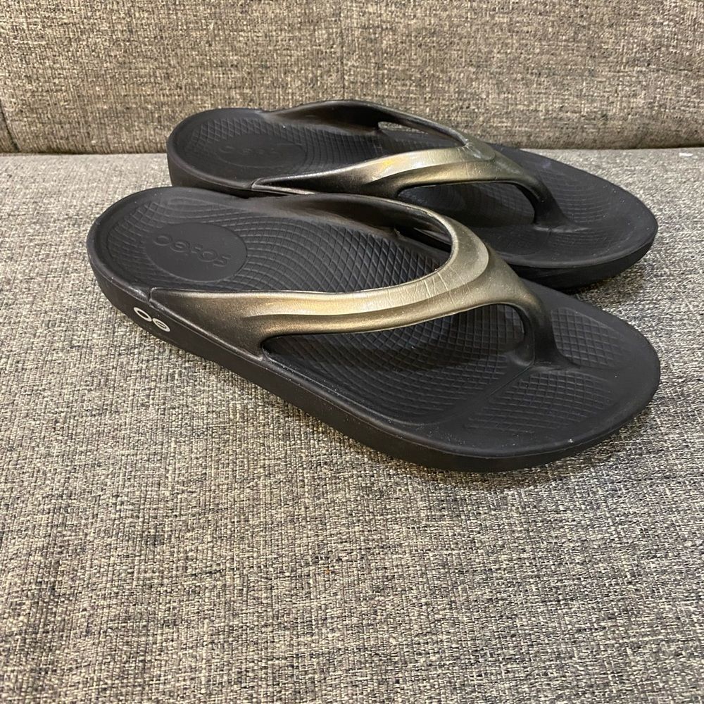 OOFOS OOlala Luxe Black and Metallic Flips Flops Sandals Women’s Size 5